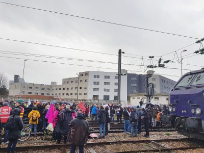 Les manifestants ont occupé le rail pendant environ 30 minutes à la gare du Havre, le jeudi 9 janvier, retardant ainsi le départ de plusieurs trains. - Joris Marin