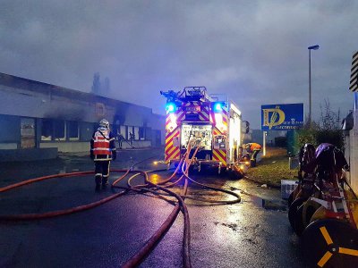 L'entreprise Daligault, à Carpiquet, a été détruite par les flammes dans la nuit du jeudi 9 au vendredi 10 janvier. - Charlotte Hautin