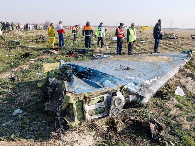Les équipes de secours inspectent les débris d'un avion ukrainien qui s'est écrasé près de Téhéran, le 8 janvier 2020 - Akbar TAVAKOLI [IRNA/AFP]