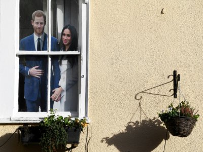 Photo en carton du couple princier Harry et Meghan affichée derrière la fenêtre d'un pub à Windsor, le 9 janvier 2020 - DANIEL LEAL-OLIVAS [AFP]