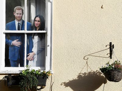 Photo en carton du couple princier Harry et Meghan affichée derrière la fenêtre d'un pub à Windsor, le 9 janvier 2020 - DANIEL LEAL-OLIVAS [AFP]