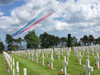 La patrouille de France au cimetière de Colleville-sur-Mer, lors du 75e anniversaire du Débarquement.