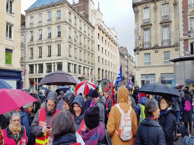 Une centaine de personnes s'étaient réunies devant le palais de justice pour réclamer la libération du manifestant interpellé le jeudi 9 janvier, à Rouen. - Aurélien Delavaud
