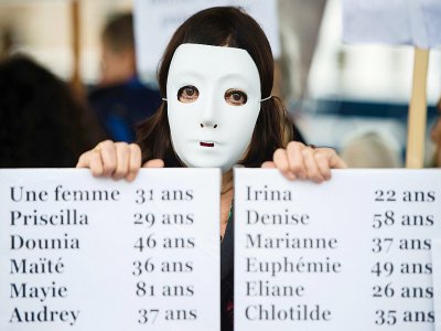 Une femme tient un panneau qui énumère les noms des victimes de féminicides en France pour les onze premiers mois de 2019, lors d'une manifestation à Marseille, le 23 novembre 2019 - CLEMENT MAHOUDEAU [AFP/Archives]