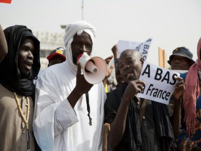 Un prédicateur soufi participe à une manifestation contre la France et l'ONU le 10 janvier 2020 à Bamako - ANNIE RISEMBERG [AFP]