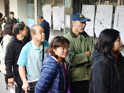 Des Taïwanais font la queue pour aller voter à l'occasion de l'élection présidentielle de cette île de 23 millions d'habitants samedi 11 janvier. - Sam Yeh [AFP]
