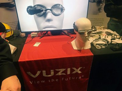 Les lunettes de natation Vuzix permettent de nager en regardant des vidéos - Rob Lever [AFP]
