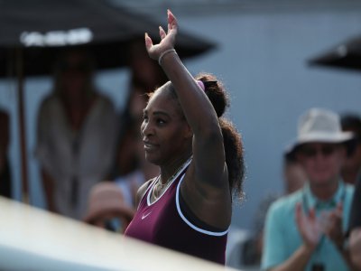 L'Américaine Serena Williams remercie les supporters après sa victoire face à sa compatriote Amanda Anisimova en demi-finales du tournoi d'Auckland, le 11 janvier 2019 - MICHAEL BRADLEY [AFP]