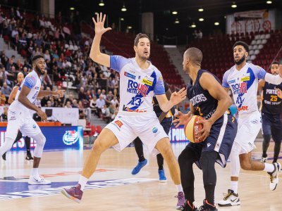 Le Rouen Métropole Basket continue de s'imposer à domicile et remonte au classement (7e). - Romain Flohic