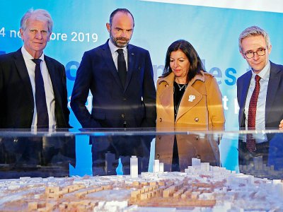 Le Premier ministre Edouard Philippe et la maire de Paris Anne Hidalgo devant la maquette du futur village olympique le 4 novembre 2019 à Saint-Ouen - GONZALO FUENTES [POOL/AFP]