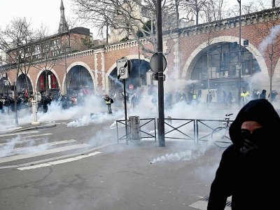 Des manifestants dans des nuages de gaz  lacrymogène lors de la manifestation parisienne contre la réforme des retraites, le 11 janvier 2020 - LIONEL BONAVENTURE [AFP]