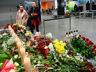 Un autel à la mémoire des victimes ukrainiennes de l'avion civil ukrainien abattu "par erreur" par l'Iran, à l'aéroport international de Kiev, le 11 janvier 2020 - Sergei SUPINSKY [AFP]