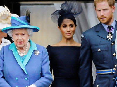 Le prince Harry (d), son épouse Meghan Markle (c) et la reine d'Angleterre Elizabeth II, au palais de Buckingham à Londres, le 10 juillet 2018 - Tolga AKMEN [AFP/Archives]
