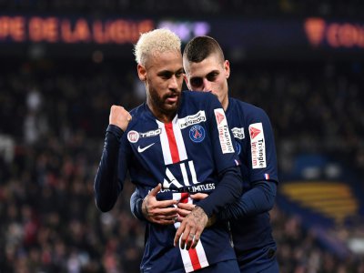 Neymar (g) et Marco Verrati se congratulent après un des six buts du PSG contre Saint-Etienne en quarts de la Coupe de la Ligue au Parc des Princes, le 8 janvier 2020 - Anne-Christine POUJOULAT [AFP/Archives]
