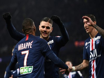 L'attaquant du PSG Mauro Icardi (c), auteur d'un triplé contre Saint-Etienne en Coupe de la Ligue,  est congratulé par Mbappé, au Parc des Princes, le 8 janvier 2020 - Anne-Christine POUJOULAT [AFP/Archives]