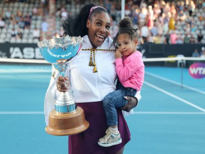 L'Américaine Serena Williams pose avec sa fille Olympia après avoir remporté le tournoi d'Auckland au détriment de sa compatriote Jessica Pegula, le 12 janvier 2019 - MICHAEL BRADLEY [AFP]