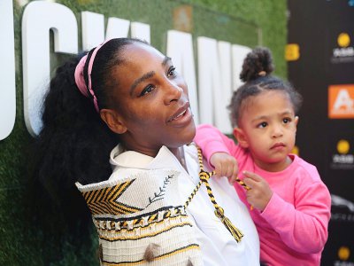 L'Américaine Serena Williams avec sa fille Olympia dans ses bras lors d'un interview après sa victoire face à sa compatriote Jessica Pegula en finale à Auckland, le 12 janvier 2020 - MICHAEL BRADLEY [AFP]