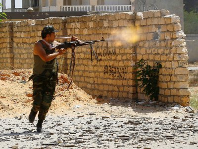 Un combattant loyal au gouvernement d'union libyen (GNA), lors de combats contre les troupes du maréchal Khalifa Haftar, le 7 septembre 2019 à Aïn Zara, en banlieue sud de Tripoli - Mahmud TURKIA [AFP]
