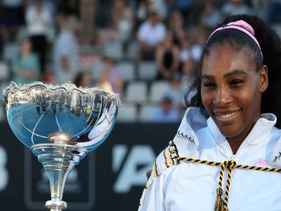 L'Américaine Serena Williams pose avec son trophée après sa victoire face à sa compatriote Jessica Pegula en finale du tournoi d'Auckland, le 12 janvier 2020 - MICHAEL BRADLEY [AFP]