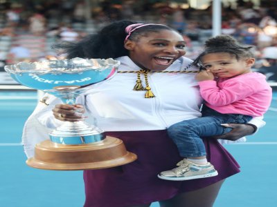 L'Américaine Serena Williams pose avec sa fille Olympia dans ses bras après sa vicoitre face à sa compatriote Jessica Pegula en finale à Auckland, le 12 janvier 2020 - MICHAEL BRADLEY [AFP]