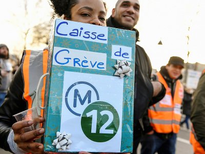 Des manifestants contre la réforme des retraites proposent de soutenir les grévistes d'une ligne de métro, le 11 janvier 2020 à Paris - Bertrand GUAY [AFP]