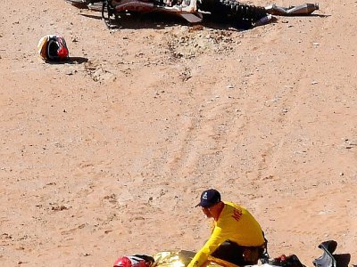 Le Portugais Paulo Gonçalves secouru par l'équipe médicale après son accident lors de la 7e étape du Dakar, entre Riyad et Wadi Al Dawasir, le 12 janvier 2020 - FRANCK FIFE [AFP]