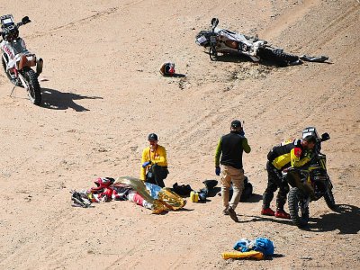 Le Portugais Paulo Gonçalves secouru par l'équipe médicale après son accident lors de la 7e étape du Dakar, entre Riyad et Wadi Al Dawasir, le 12 janvier 2020 - FRANCK FIFE [AFP]