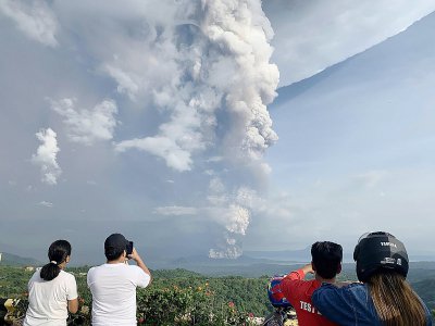 Nuage de cendres  au-dessus du volcan Taal, aux Philippines, le 12 janvier 2020 - Bullit MARQUEZ [AFP]