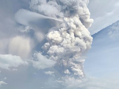 Nuage de cendres au-dessus du volcan Taal aux Philippines, le 12 janvier 2020 - Bullit MARQUEZ [AFP]