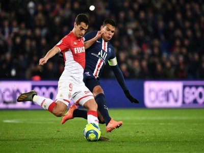 L'attaquant de Monaco Wissam Ben Yedder (g) tire devant le défenseur du PSG Thiago Silva, le 12 janvier 2020 au Parc des Princes - Anne-Christine POUJOULAT [AFP]