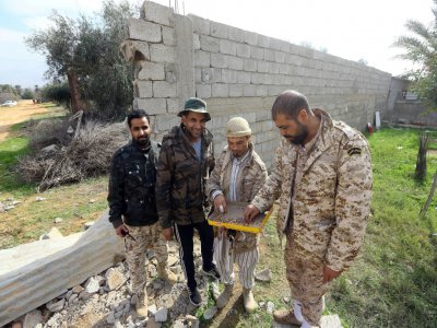 Des combattants loyaux au GNA reconnu par la communauté internationale patrouillent au sud de Tripoli, le 12 janvier 2020 en Libye - Mahmud TURKIA [AFP]