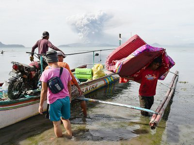 Eruption du volan Taal, le 13 janvier 2020 à 65 km de Manille, aux Philippines - Ted ALJIBE [AFP]