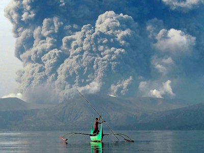 Eruption du volan Taal, le 13 janvier 2020 à 65 km de Manille, aux Philippines - Ted ALJIBE [AFP]