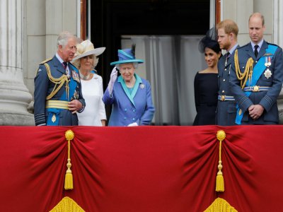 La reine d'Angleterre Elizabeth II réunit le noyau dur de son clan lundi, après la crise déclenchée par la volonté du couple de se mettre en retrait de ses obligations royales - Tolga AKMEN [AFP/Archives]