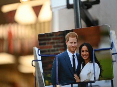 Une photo du prince Harry et de son épouse Meghan en vente dans une boutique de Londres, le 10 janvier 2020 - DANIEL LEAL-OLIVAS [AFP/Archives]