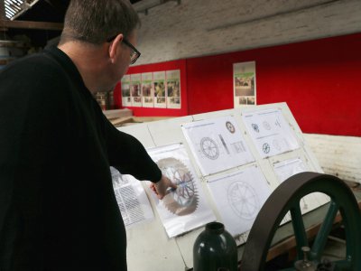 Sylvain Engelhard présente le plan de rénovation de la roue à aube du Moulin Saint-Gilles. - Amaury Tremblay