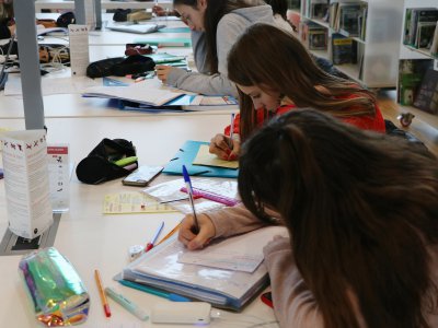 Des élèves de première révisent à la bibliothèque Alexis-de-Tocqueville pour les épreuves qui commenceront fin janvier. - Charlotte Hautin