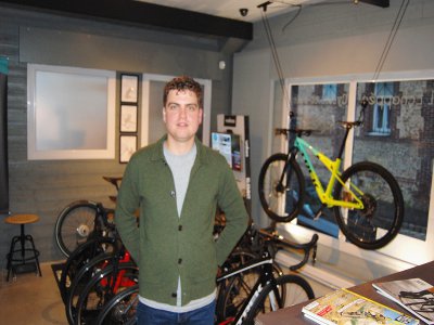 Clément Gomes, l'amateur éclairé, devenu pro du vélo dans sa nouvelle boutique. - Christian Pedron