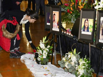 Des Canadiens se recueillent à la mémoire des victimes du crash d'un avion ukrainien abattu par l'Iran, dont beaucoup étaient des compatriotes, le 12 janvier 2020 à Edmonton, au Canada - Walter Tychnowicz [AFP]