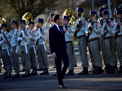 Emmanuel Macron passe en revue les troupes du 5e régiment d'hélicoptères de combat de Pau, le 13 janvier 2020 - Alvaro BARRIENTOS [POOL/AFP]