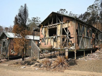 Des logements touristiques détruits par les incendies, à Mogo, le 11 janvier 2020 - PETER PARKS [AFP/Archives]