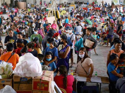 Des personnes évacuées en raison de l'éruption du volcan Taal dans un centre d'hébergement, le 14 janvier 2020 à Tanauan, au sud de Manille, aux Philippines - Ted ALJIBE [AFP]