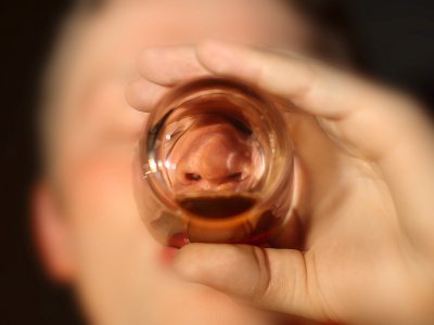 Plus d'un jeune de 17 ans sur 10 boit régulièrement de l'alcool, soit au moins dix fois lors du mois écoulé. - Illustration