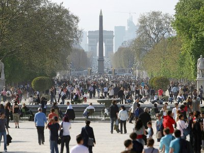 Des promeneurs aux jardins des Tuileries en avril 2010 à Paris - Thomas COEX [AFP/Archives]