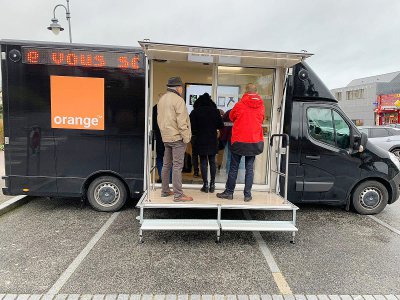 Téléphone "mobile" : Orange à Alençon s'installe dans une camionnette… - Orange