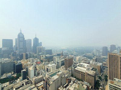 De la fumée visible dans le ciel de Melbourne en raison des immenses incendies dans le Bush australien à l'est de la ville, le 14 janvier 2020. - Mark PETERSON [AFP]