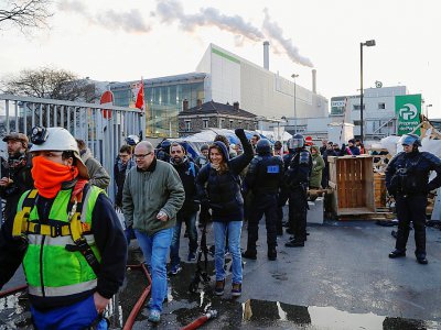 La police débloque le 15 janvier 2020 l'incinérateur d'Ivry-sur-Seine - Thomas SAMSON [AFP]