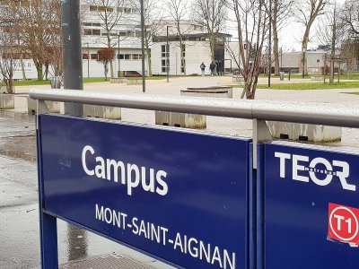 Les étudiants ont dû évacuer les lieux provisoirement, mercredi 15 janvier à Mont-Saint-Aignan. - Aurélien Delavaud