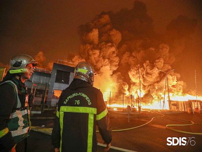 L'incendie de l'usine Lubrizol à Rouen a posé question des contrôles des sites Seveso en France. - Sdis 76