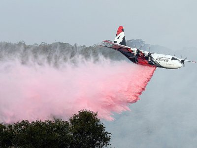 Un avion largue un produit retardateur de flammes lors d'une opération destinée à éteindre des feux de forêt à Penrose, dans l'Etat australien de Nouvelle-Galles-du-Sud, le 10 janvier 2020 - SAEED KHAN [AFP]